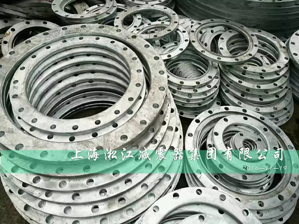【橡胶接头】10吨热镀锌大口径法兰到货