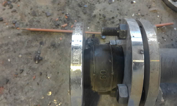 【案例】青海化工厂错误安装橡胶软接头，导致泄漏问题